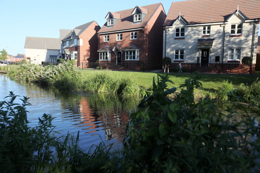 A new housing development alongside the River Soar, Leicestershire